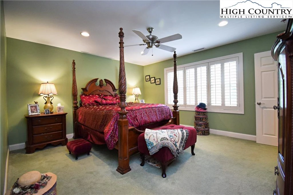 Image number 13 for the current listing