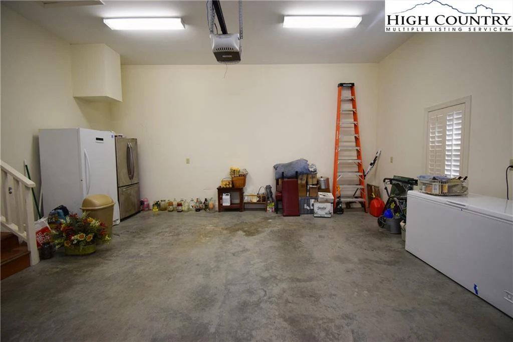 Image number 15 for the current listing