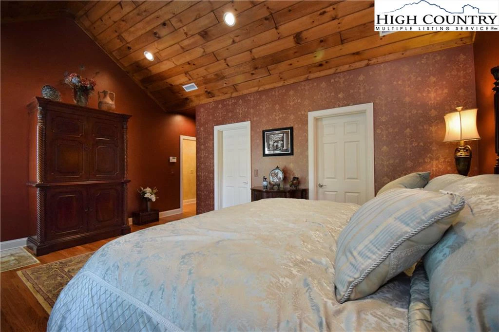 Image number 18 for the current listing