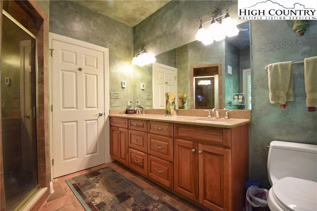 Image number 19 for the current listing
