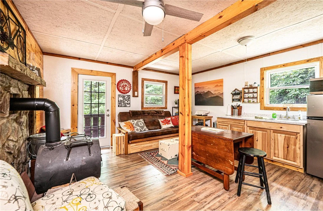 Image number 15 for the current listing