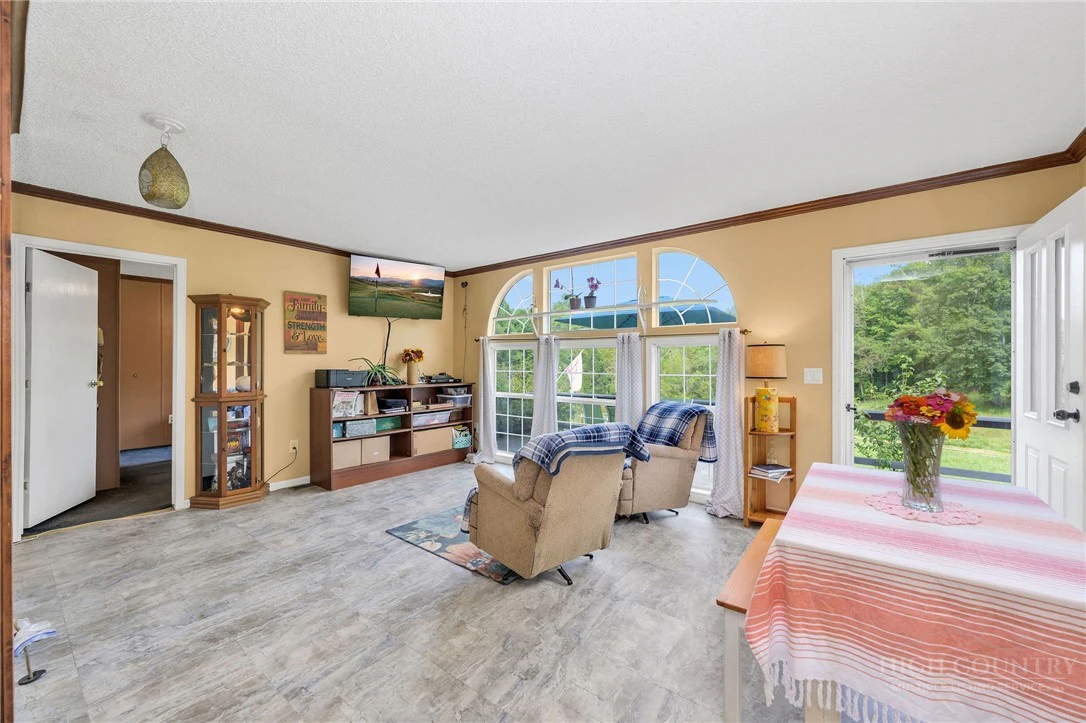 Image number 11 for the current listing
