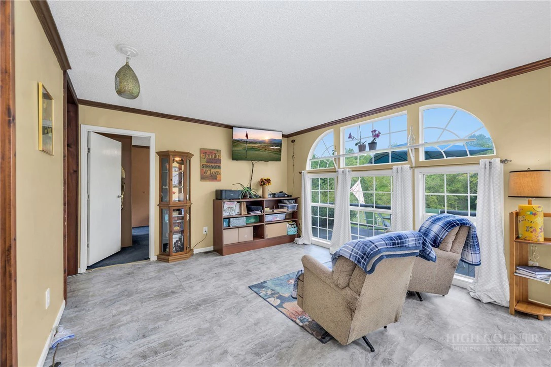 Image number 14 for the current listing