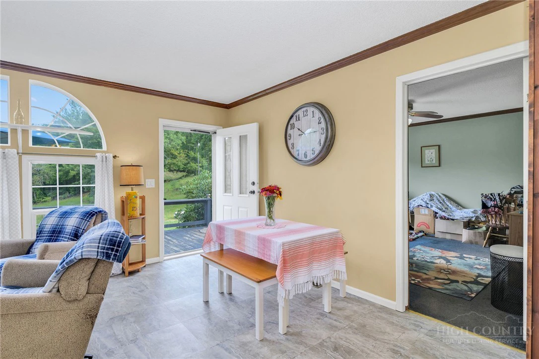Image number 21 for the current listing