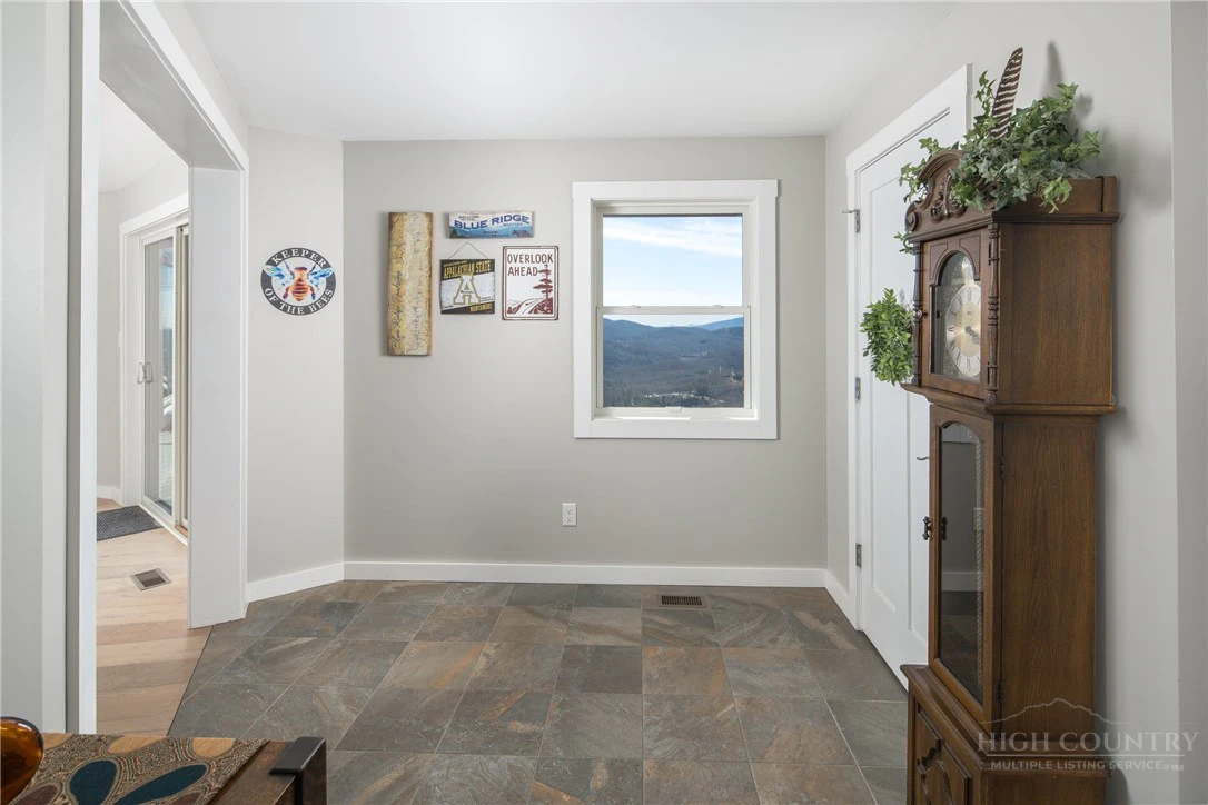 Image number 9 for the current listing