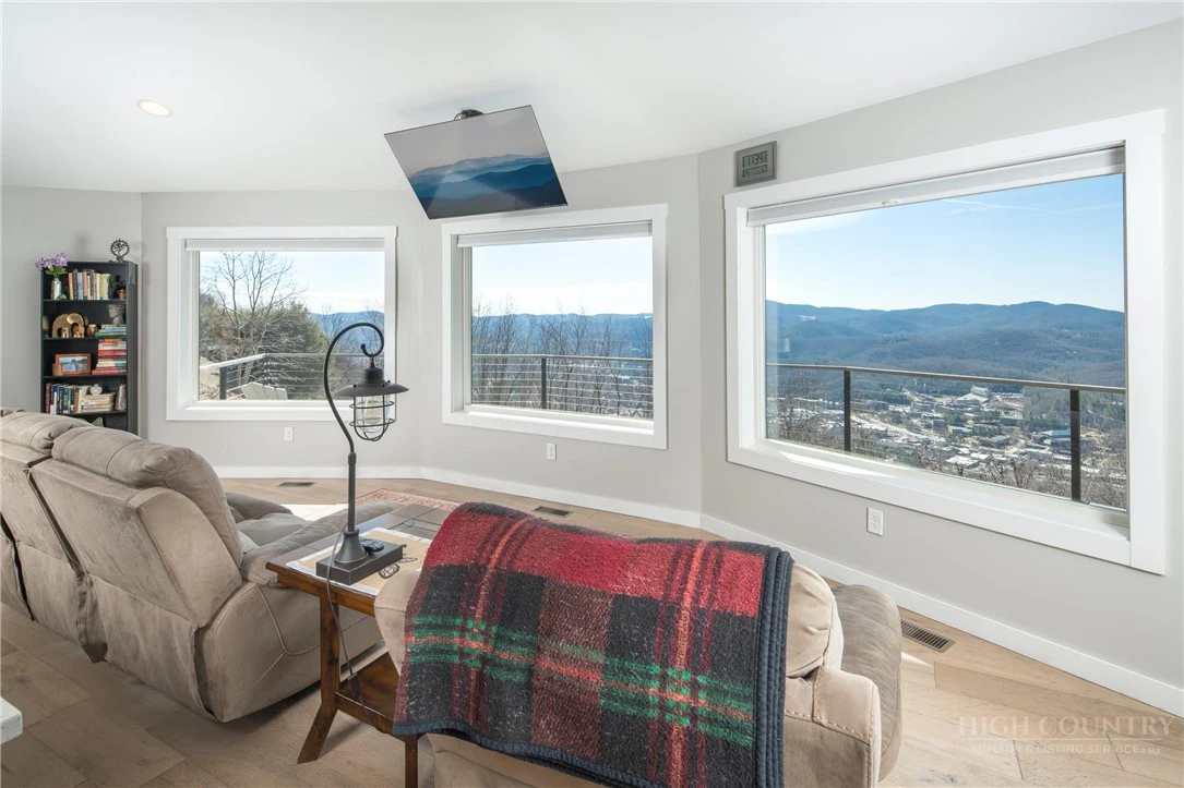 Image number 14 for the current listing