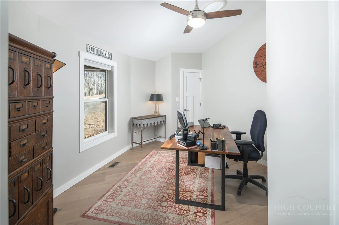Image number 18 for the current listing