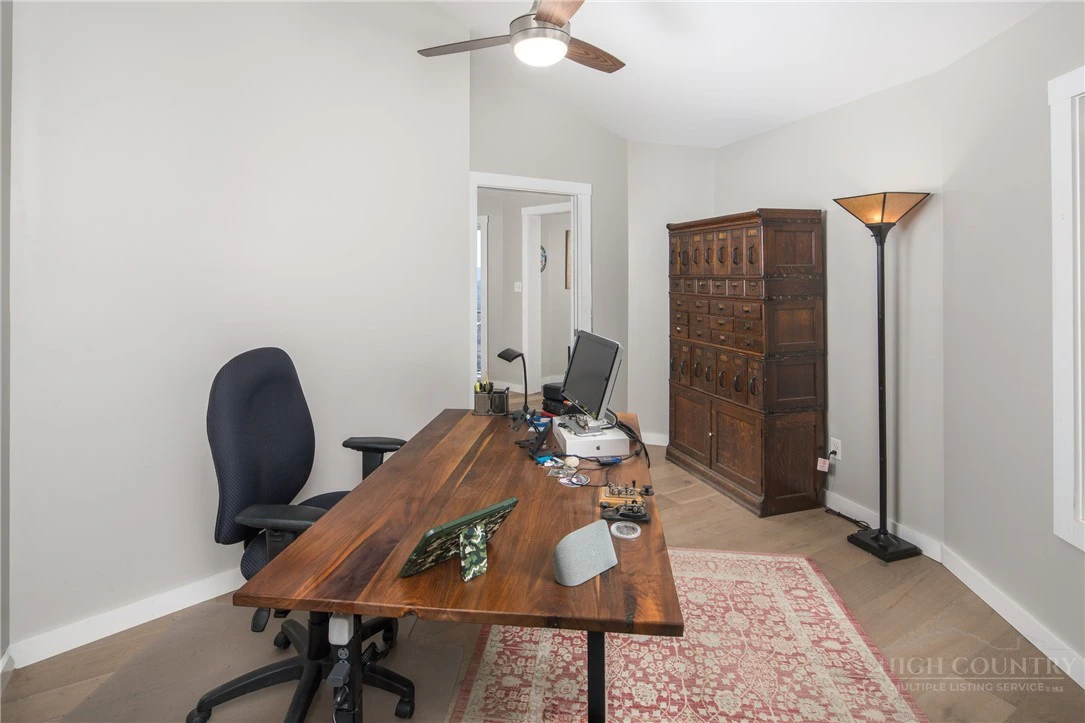 Image number 19 for the current listing