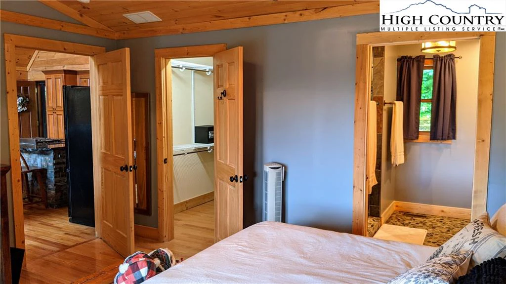 Image number 4 for the current listing