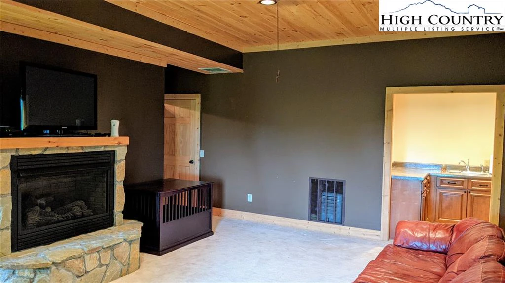 Image number 11 for the current listing