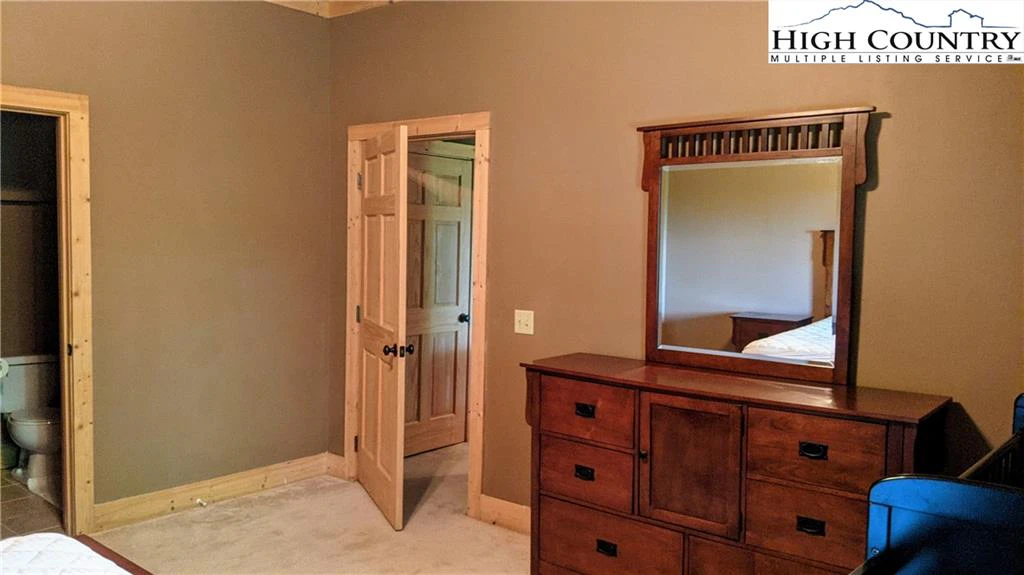 Image number 19 for the current listing