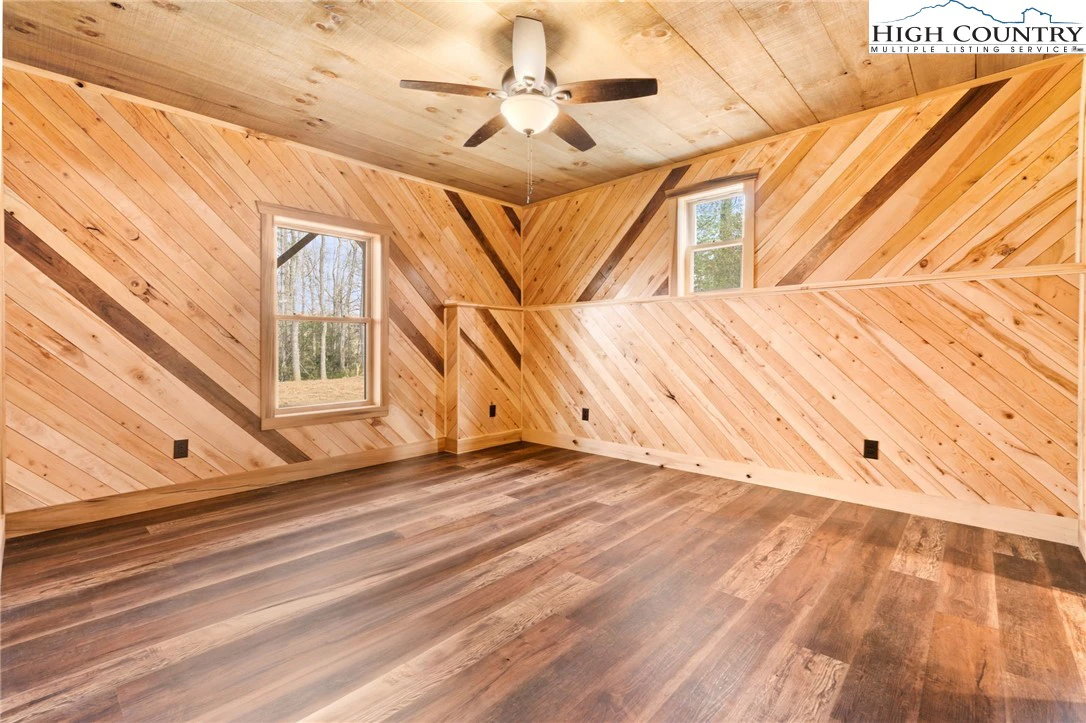 Image number 2 for the current listing