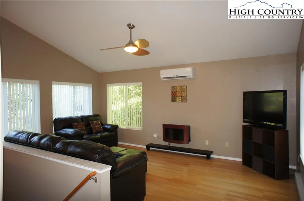 Image number 19 for the current listing