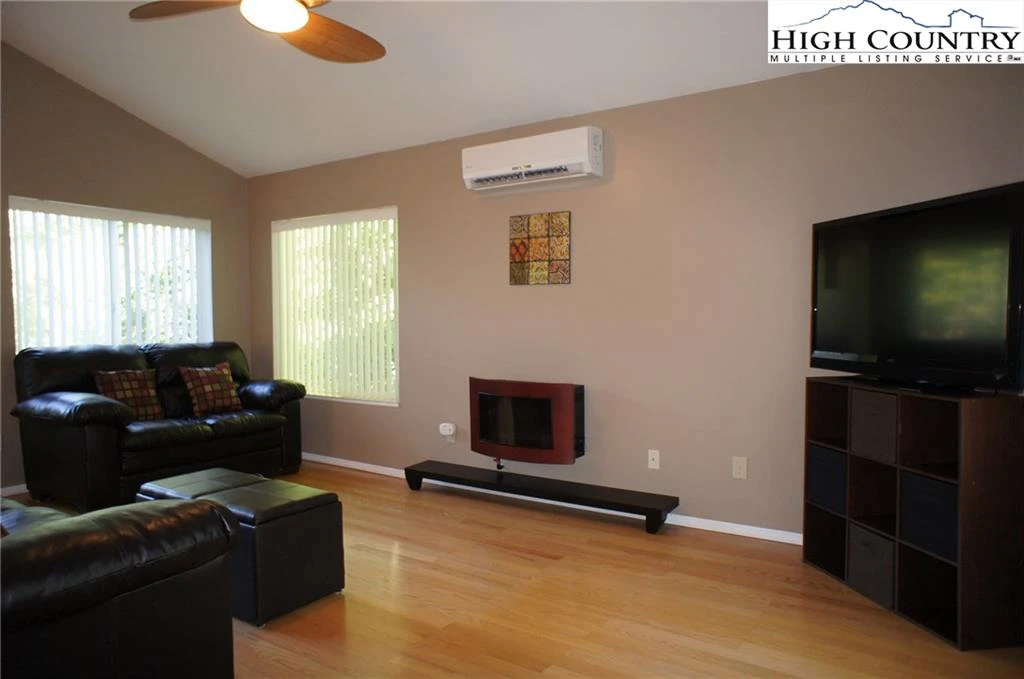 Image number 18 for the current listing