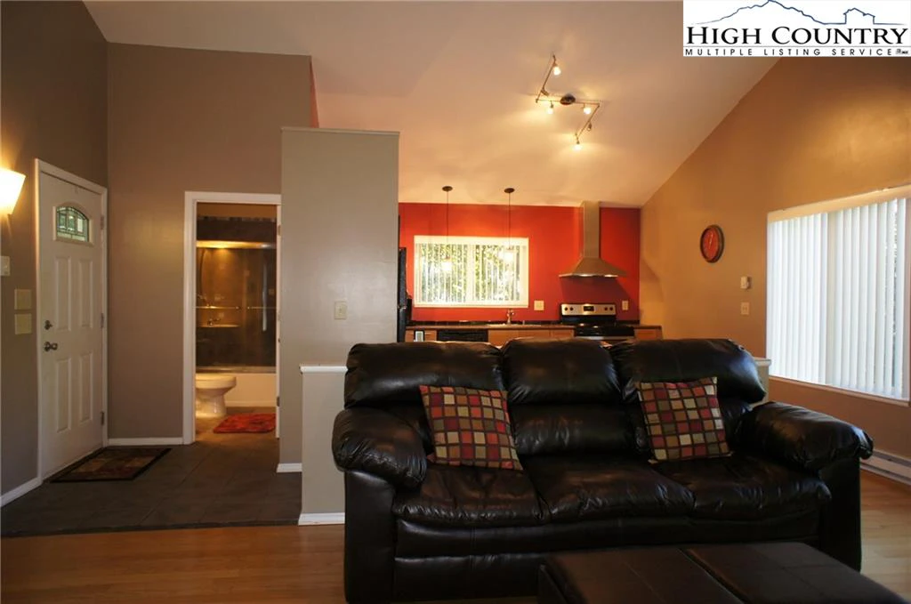 Image number 17 for the current listing