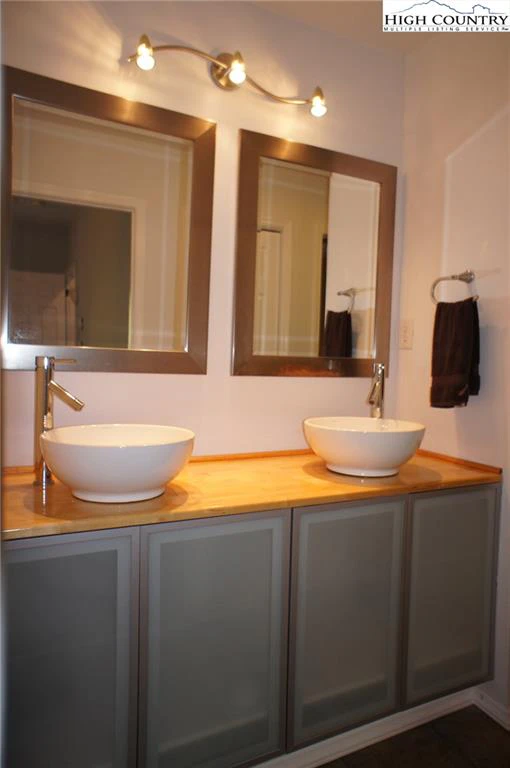 Image number 8 for the current listing
