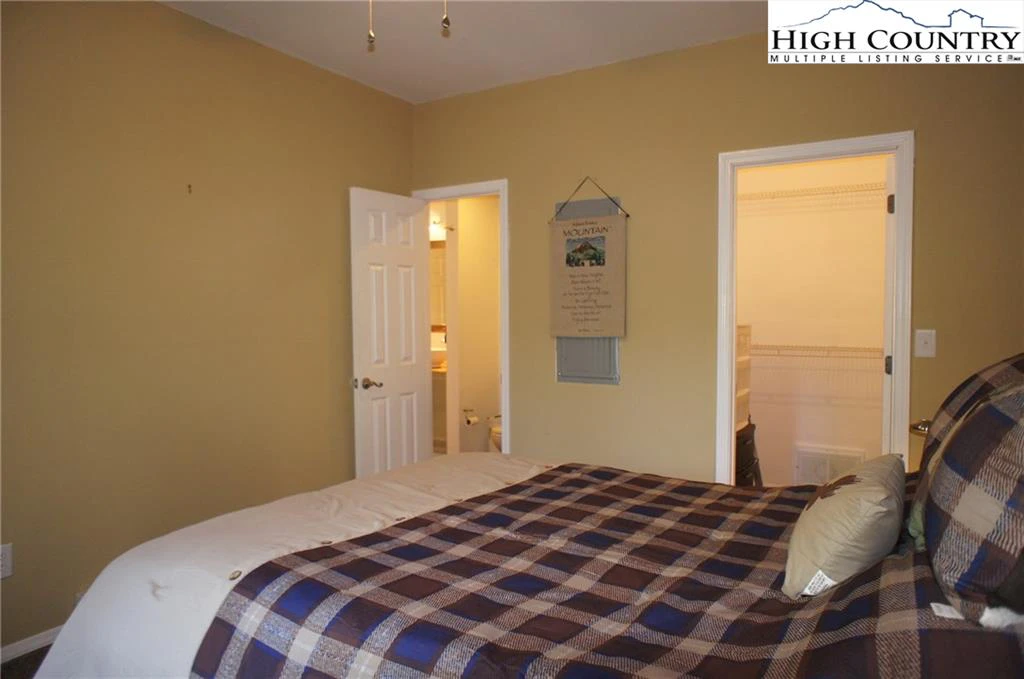 Image number 4 for the current listing