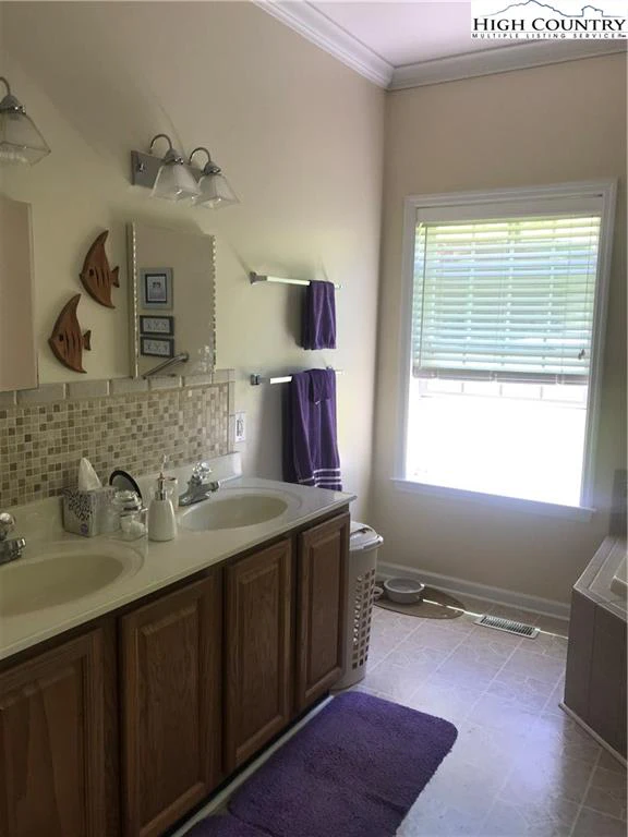 Image number 20 for the current listing