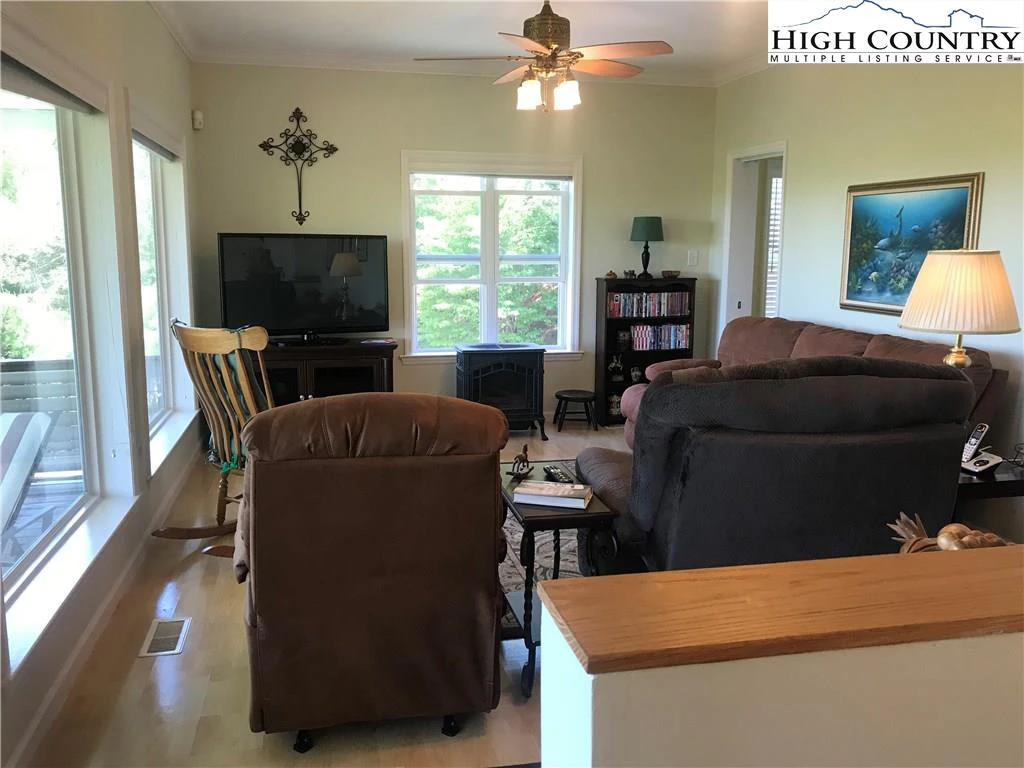 Image number 17 for the current listing