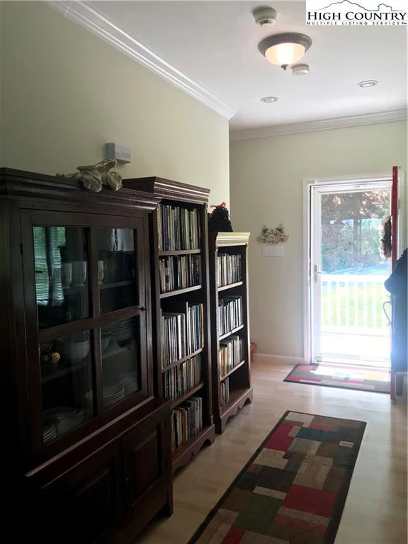Image number 13 for the current listing