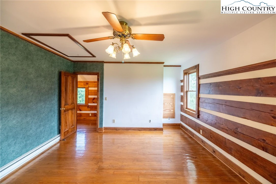 Image number 15 for the current listing