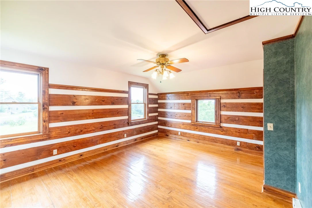 Image number 11 for the current listing
