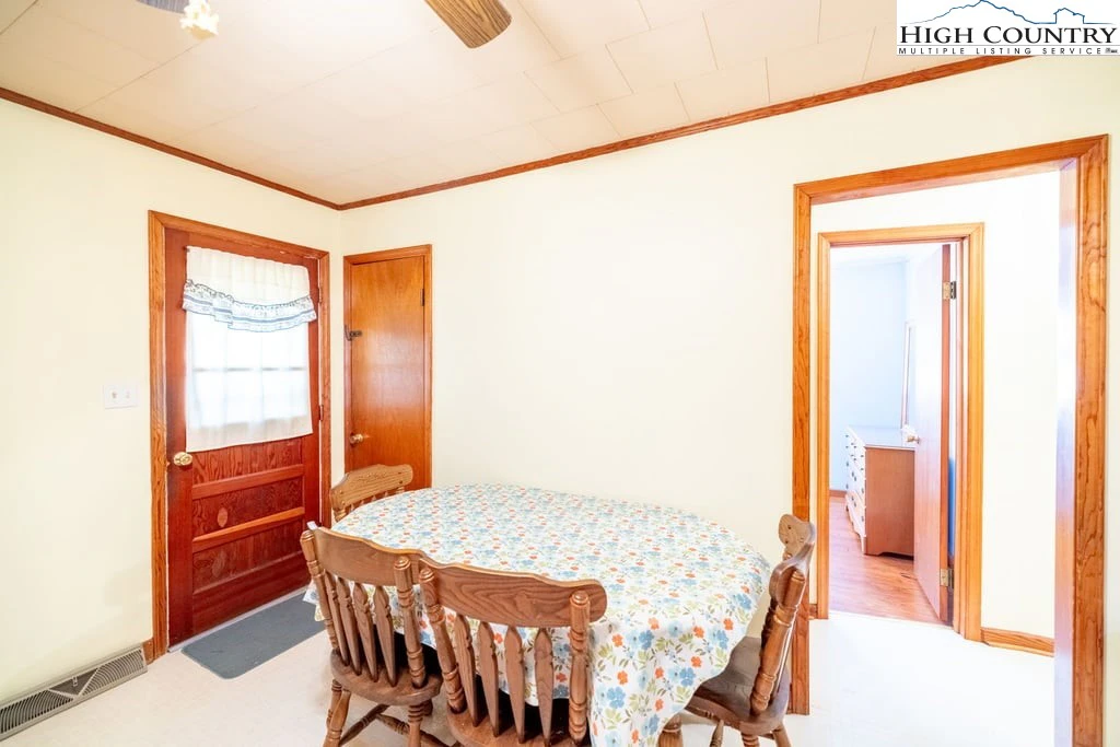 Image number 9 for the current listing