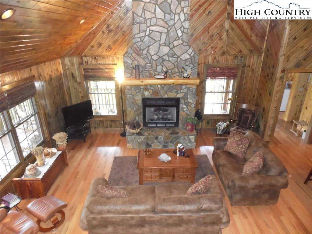 Image number 14 for the current listing