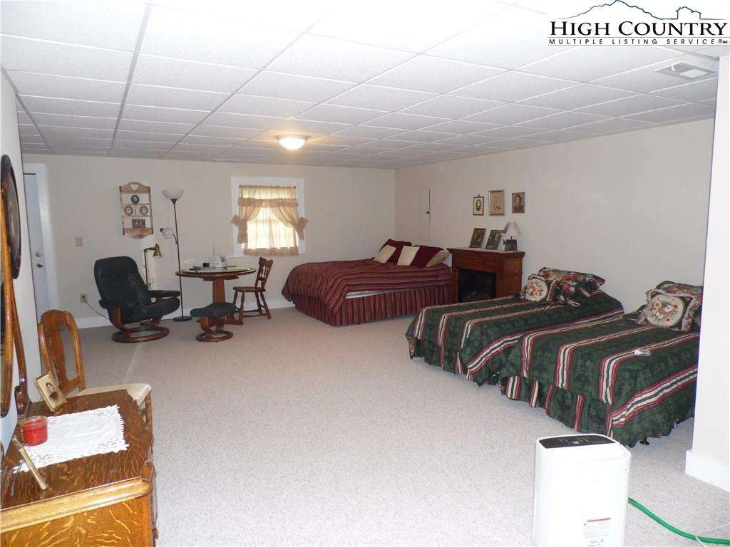 Image number 3 for the current listing
