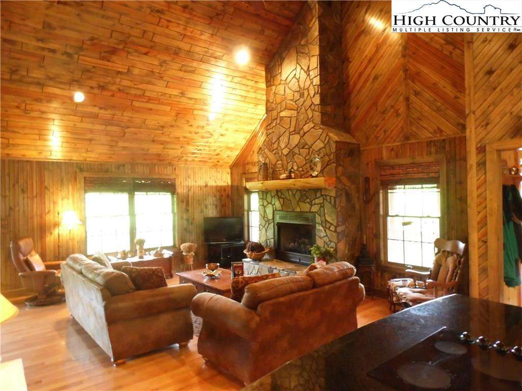 Image number 13 for the current listing