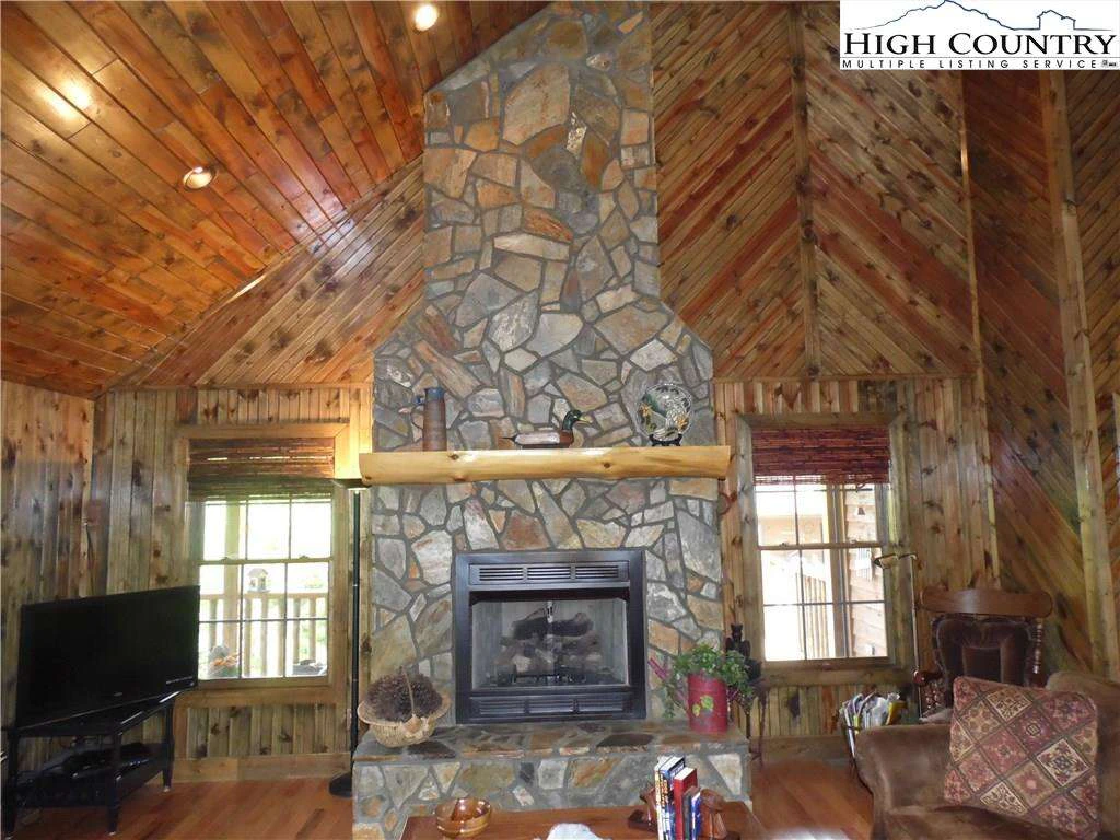 Image number 16 for the current listing