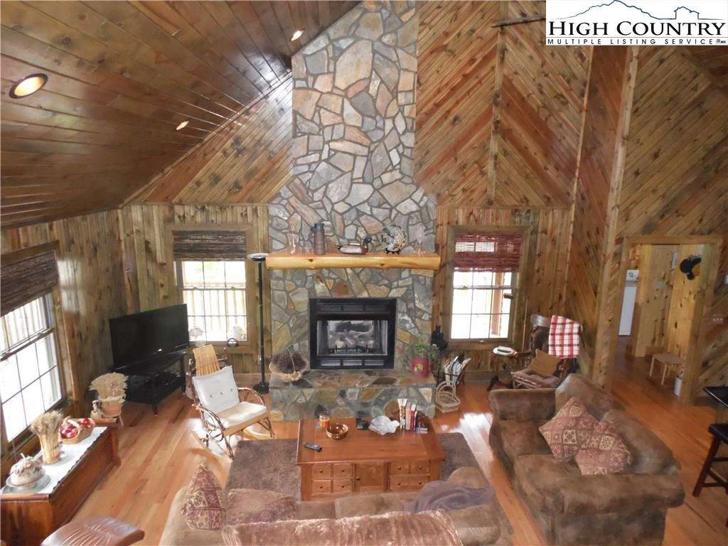 Image number 17 for the current listing