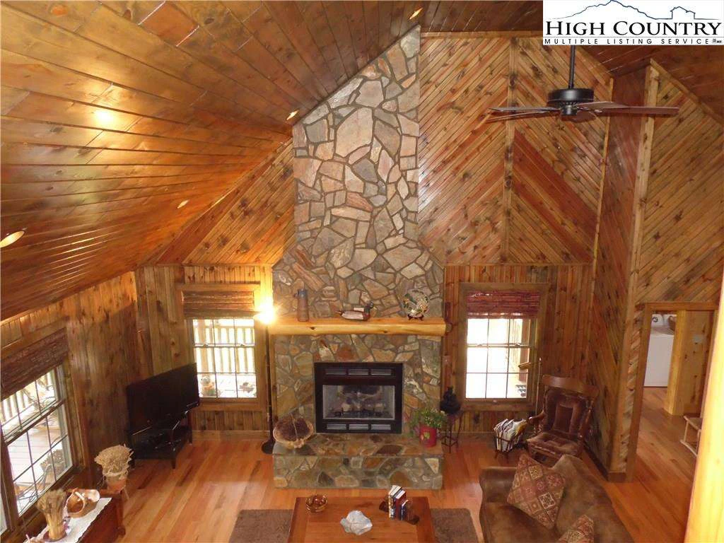 Image number 18 for the current listing