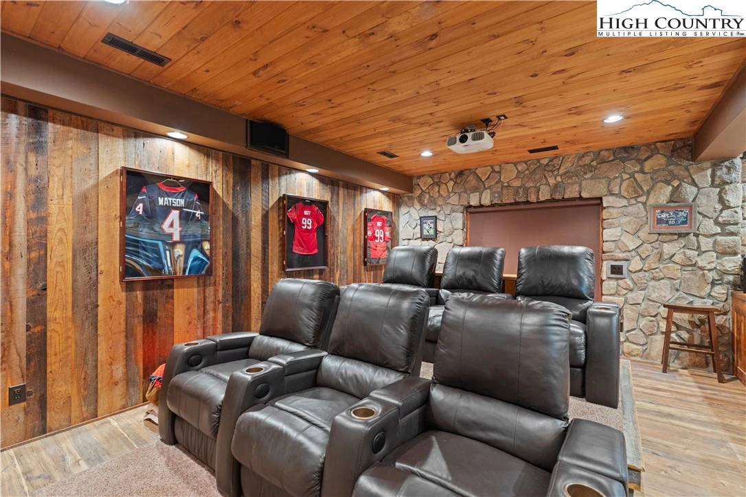 Image number 16 for the current listing