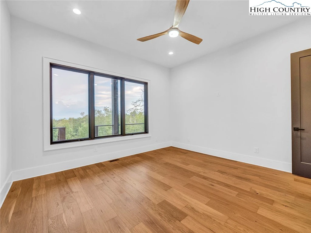 Image number 4 for the current listing