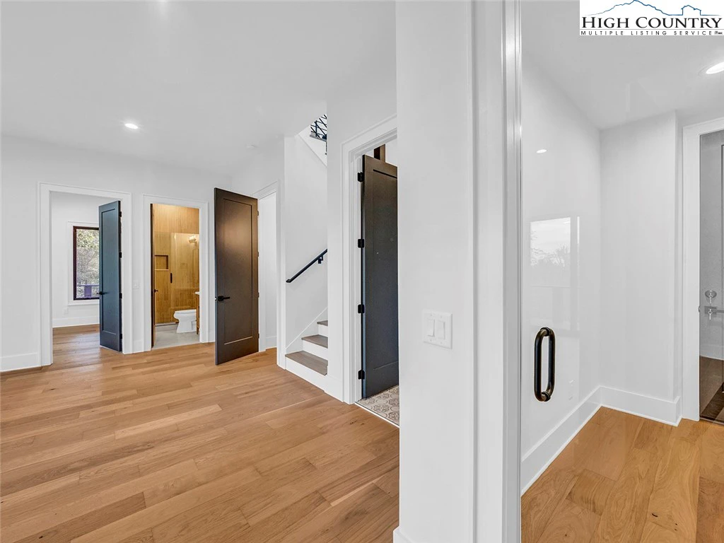 Image number 7 for the current listing