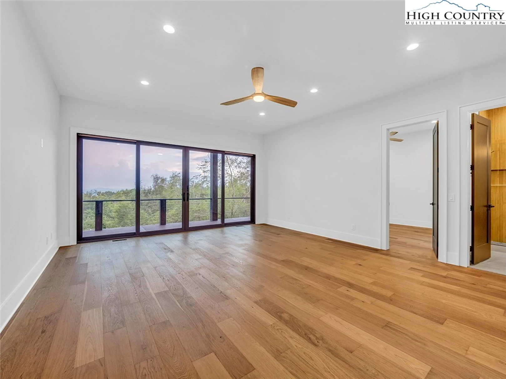 Image number 8 for the current listing