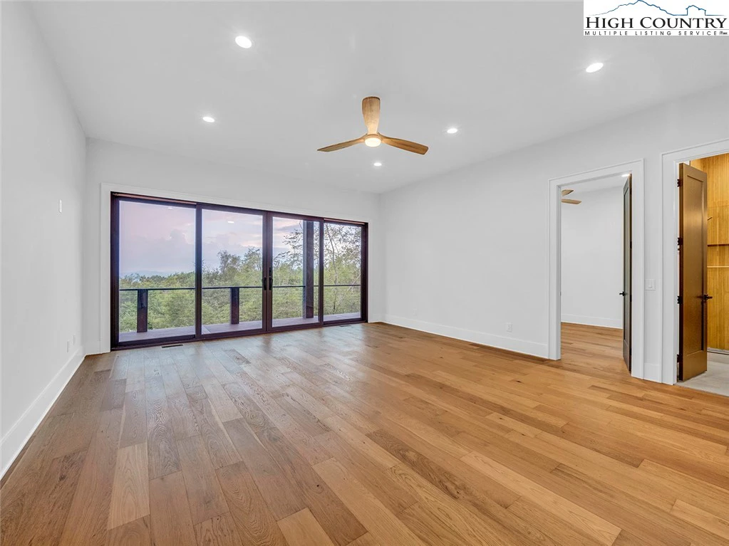 Image number 8 for the current listing