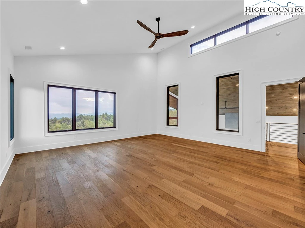 Image number 18 for the current listing