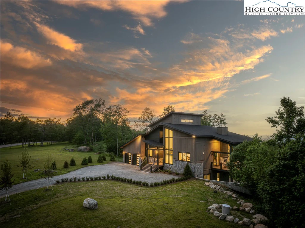 Image number 1 for the current listing