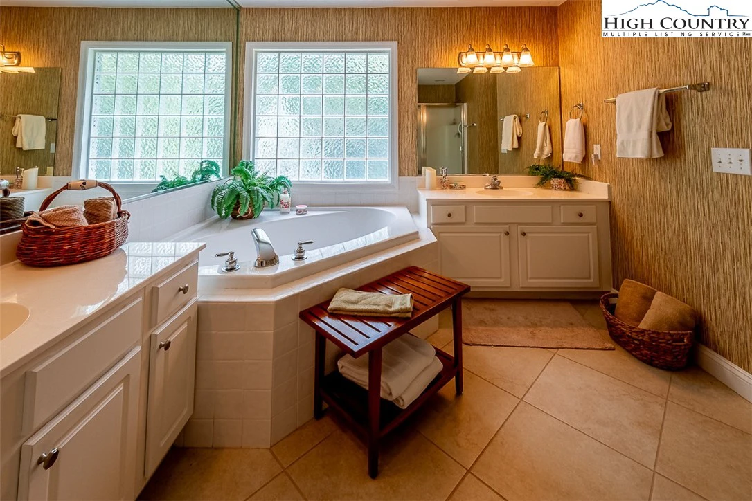 Image number 2 for the current listing