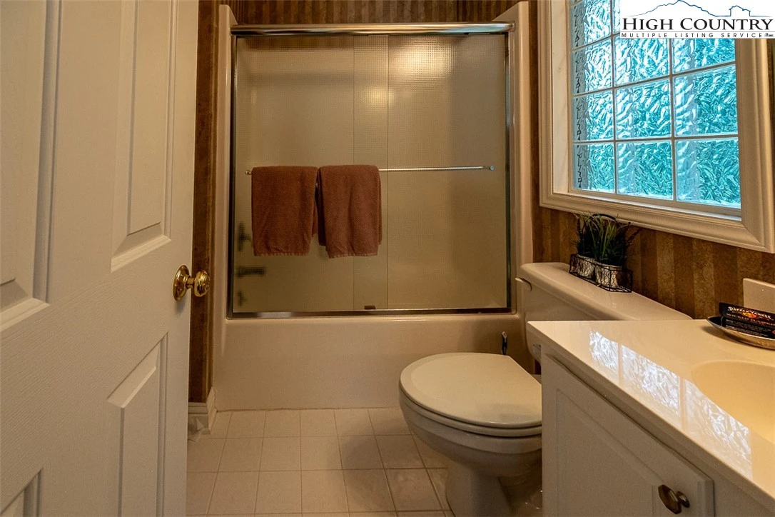 Image number 11 for the current listing