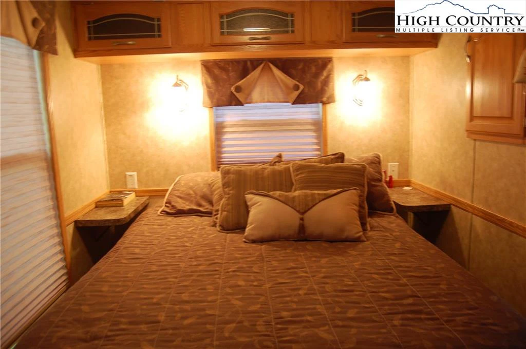 Image number 11 for the current listing