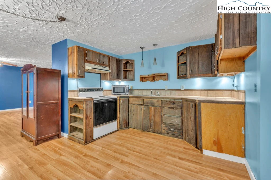 Image number 11 for the current listing