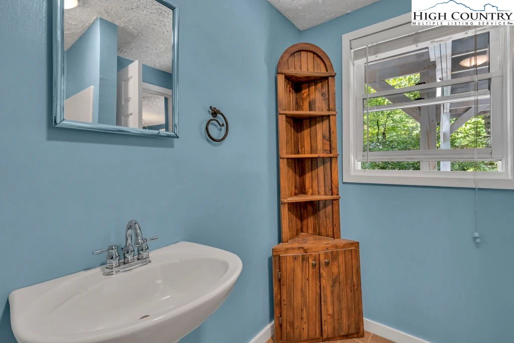 Image number 8 for the current listing
