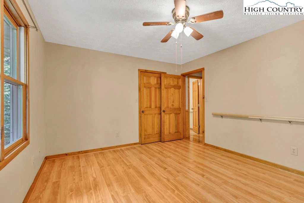 Image number 12 for the current listing