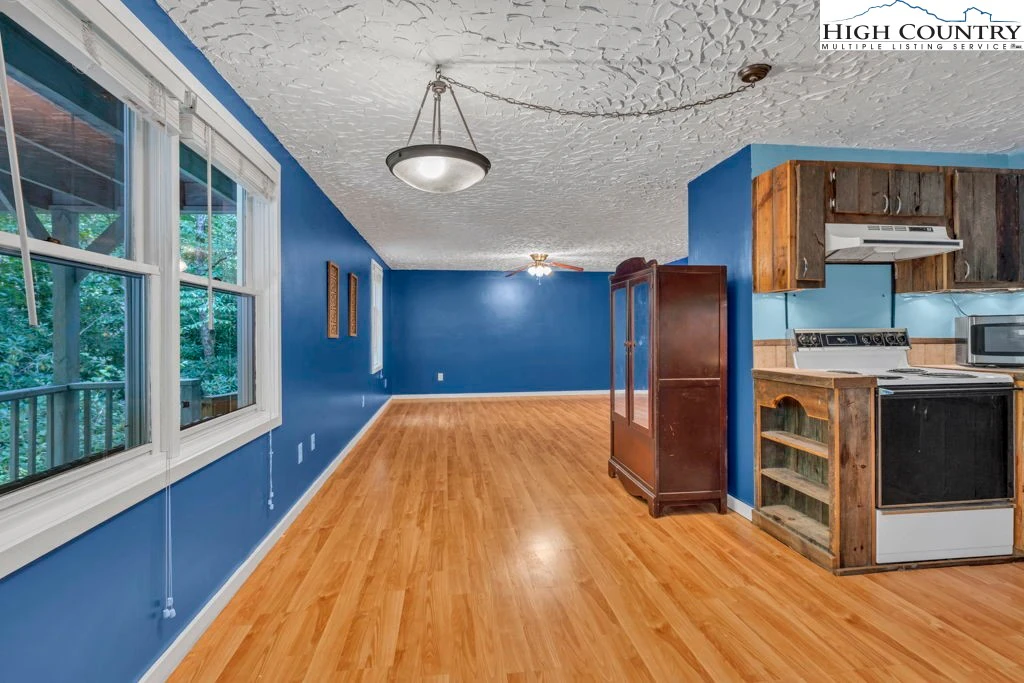 Image number 9 for the current listing