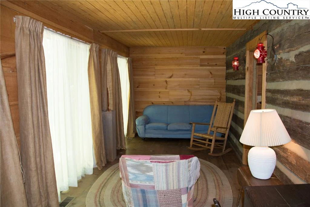 Image number 10 for the current listing