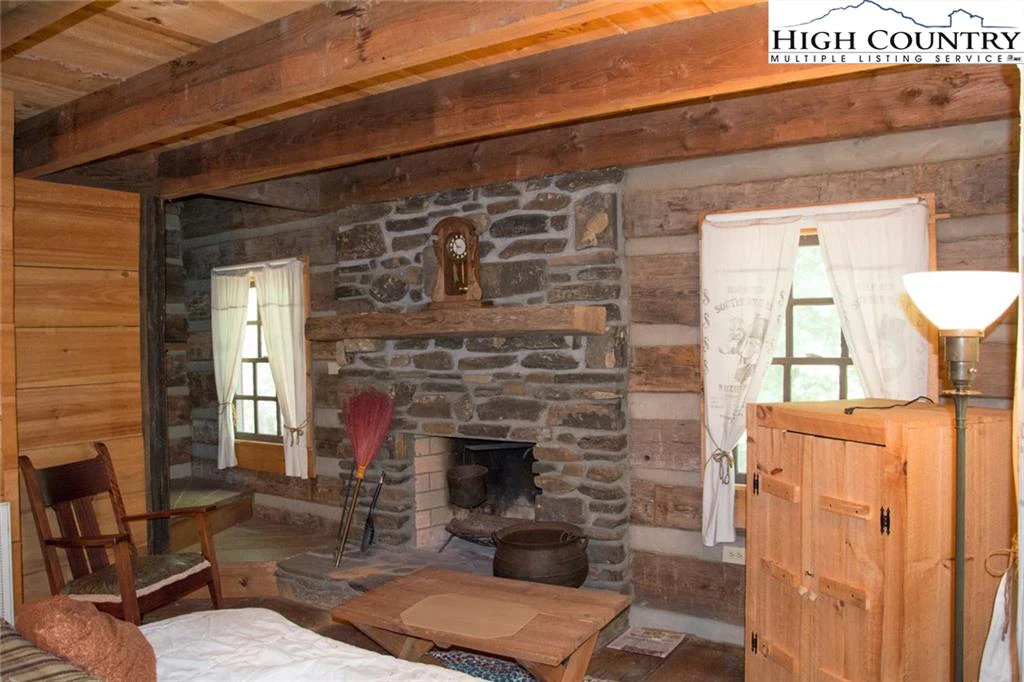 Image number 14 for the current listing