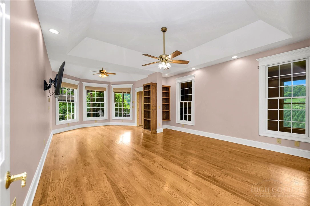 Image number 15 for the current listing